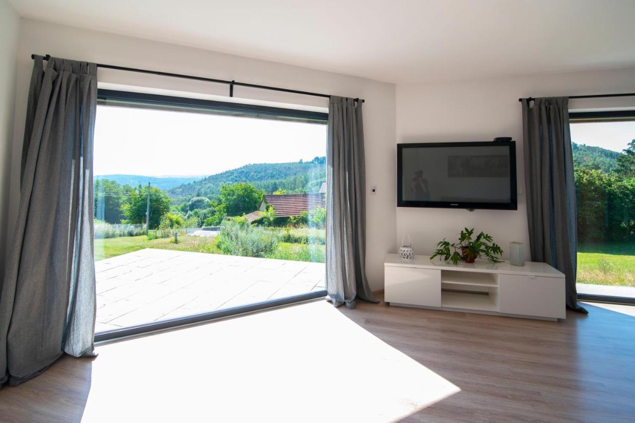 Wellness bungalov - vodní nádrž Slapy - 40km od Prahy Necin Exterior foto