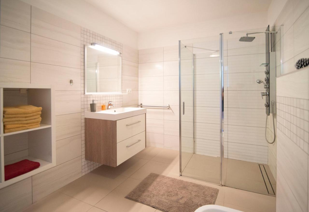 Wellness bungalov - vodní nádrž Slapy - 40km od Prahy Necin Exterior foto